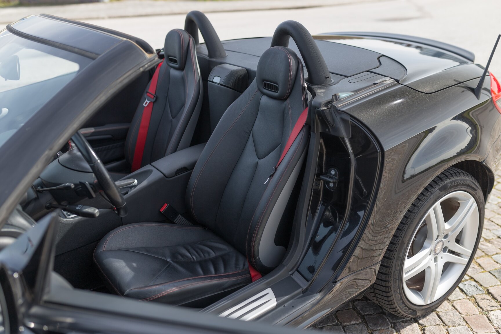 Interior image of 2010 Mercedes-Benz SLK 200 Kompressor (5)