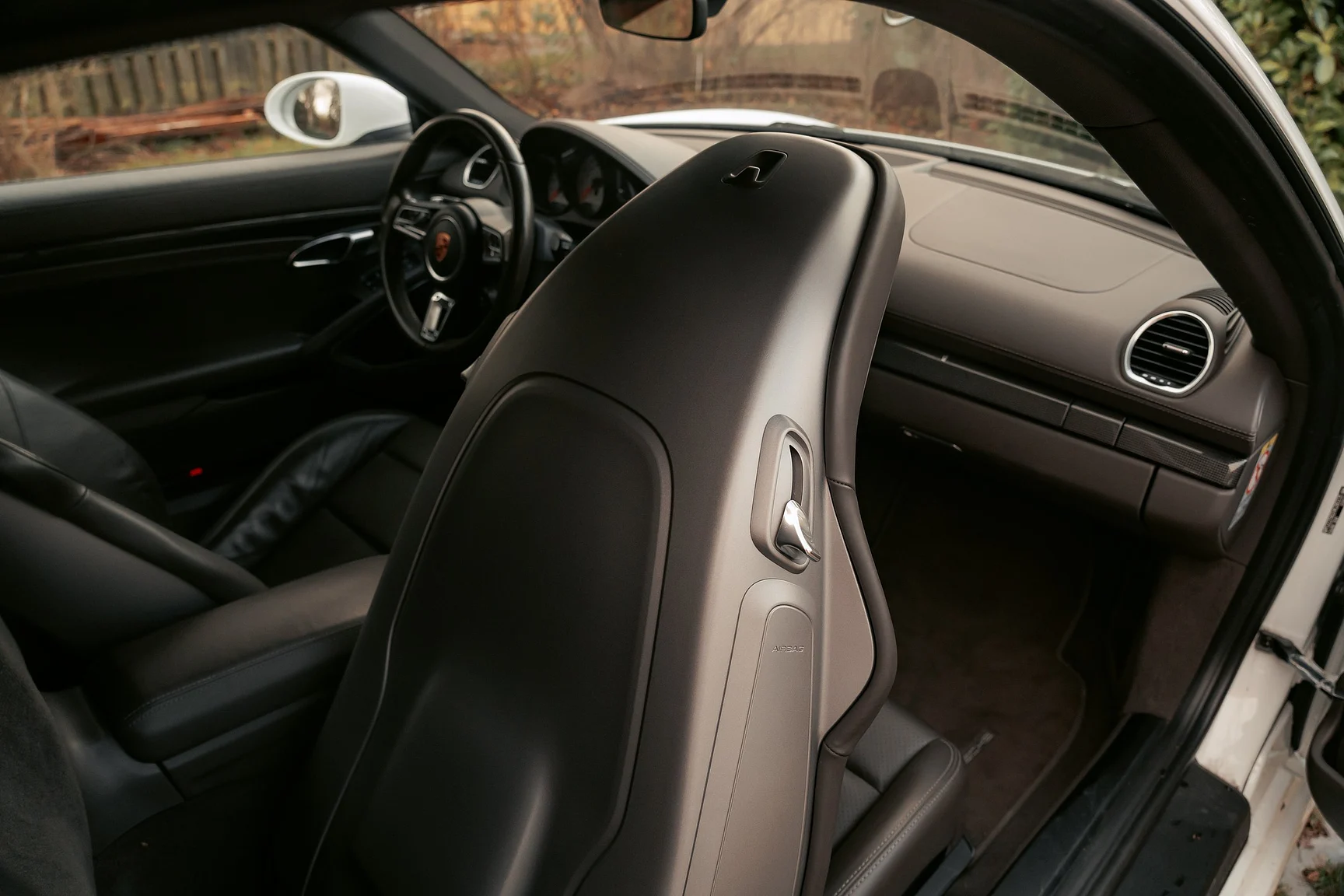 Innenraumfoto von 2017 Porsche 718 Cayman S (25)