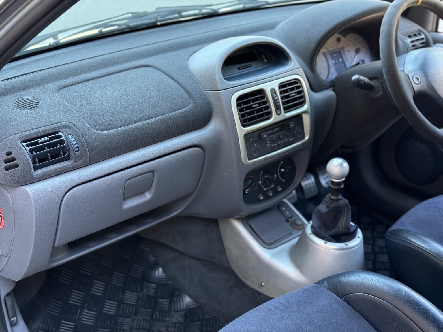 Interior image of 2002 Renault Clio Sport V6
