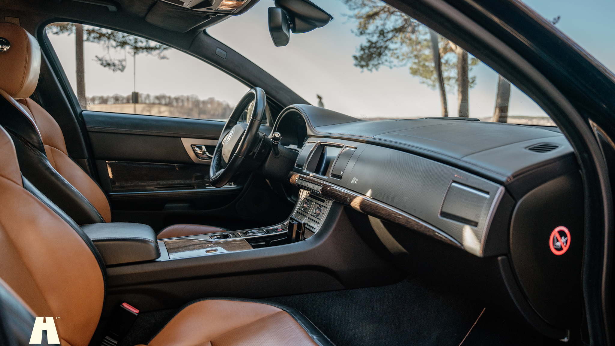 Interior image of 2010 Jaguar XFR (4)