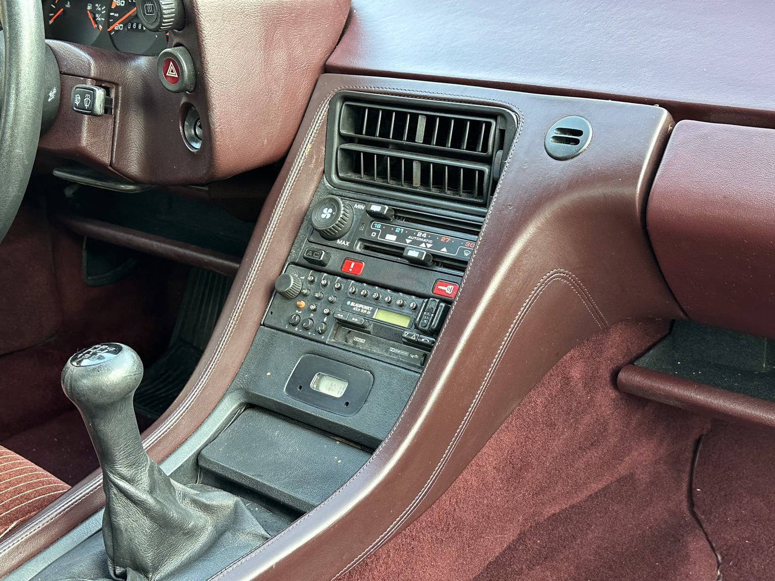 Interior image of 1985 Porsche 928 (42)