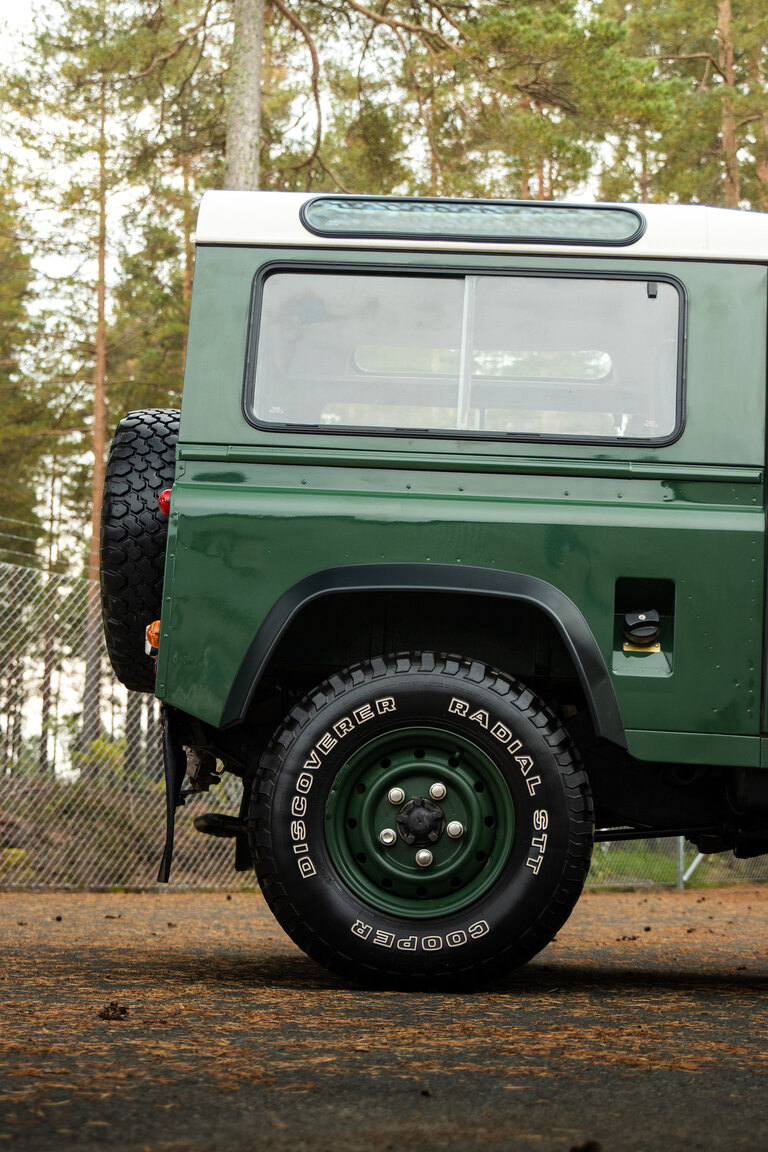 Exteriörbild på 1996 Land Rover Defender 90 300TDi (23)