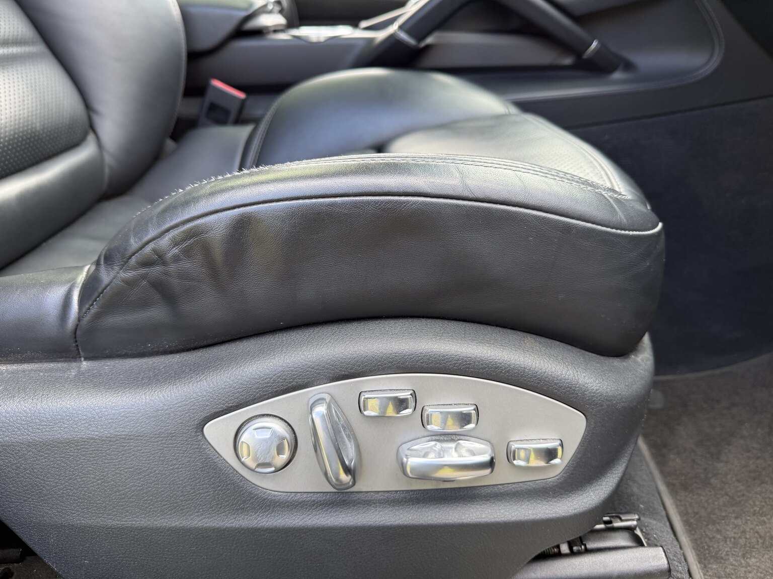 Interior image of 2013 Porsche Cayenne GTS