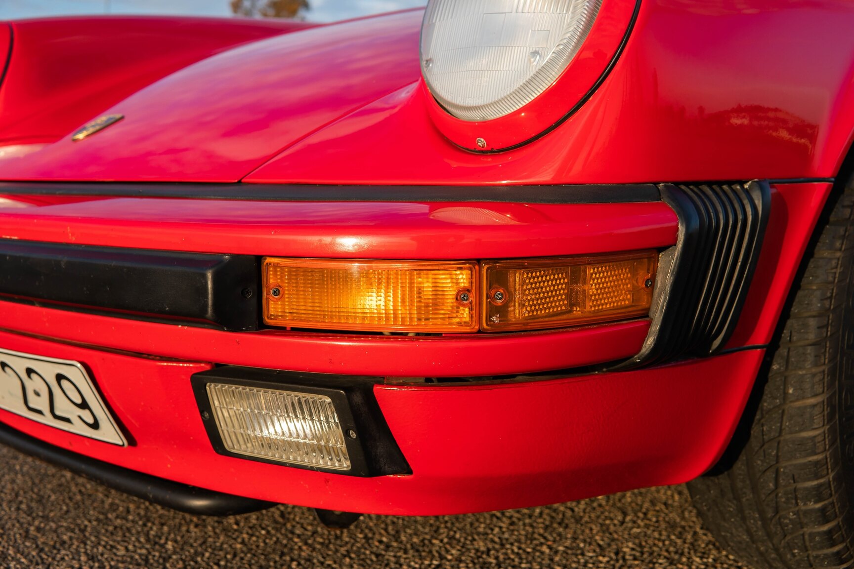 Exteriörbild på 1987 Porsche 911 Carrera Cab 3.2