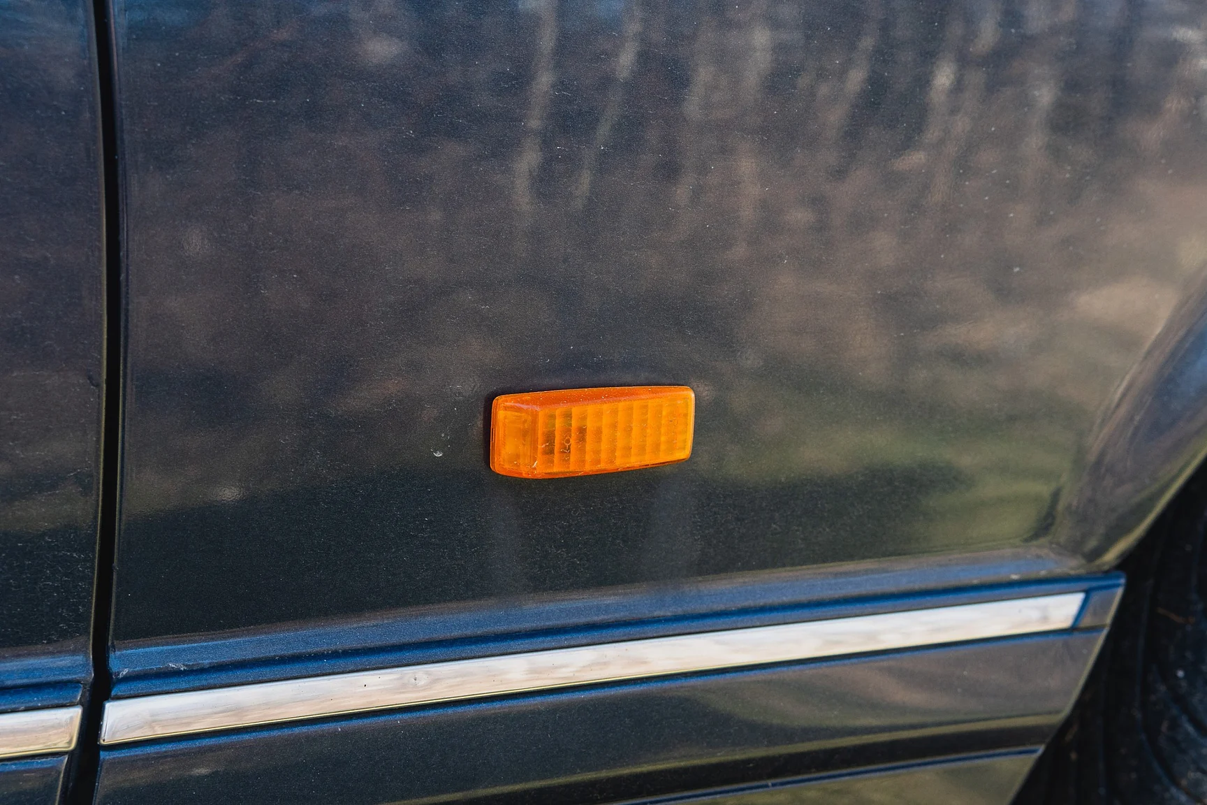 Exterior image of 1986 Mercedes-Benz 560 SEC  (15)
