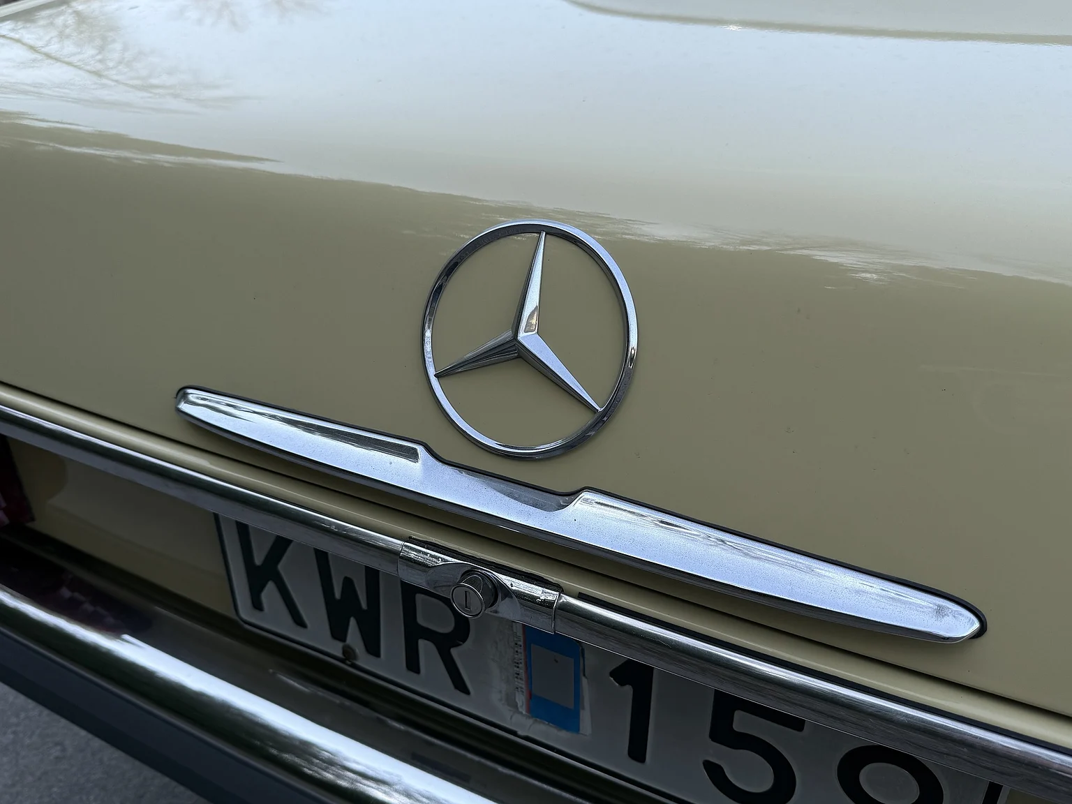 Exteriörbild på 1974 Mercedes-Benz 230 Automatic (59)