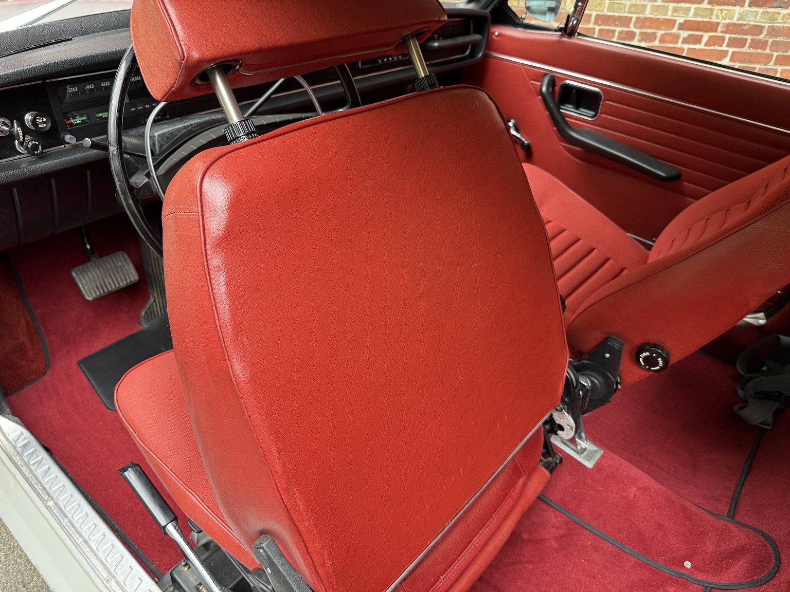 Interior image of 1970 Volvo 142 Automatic