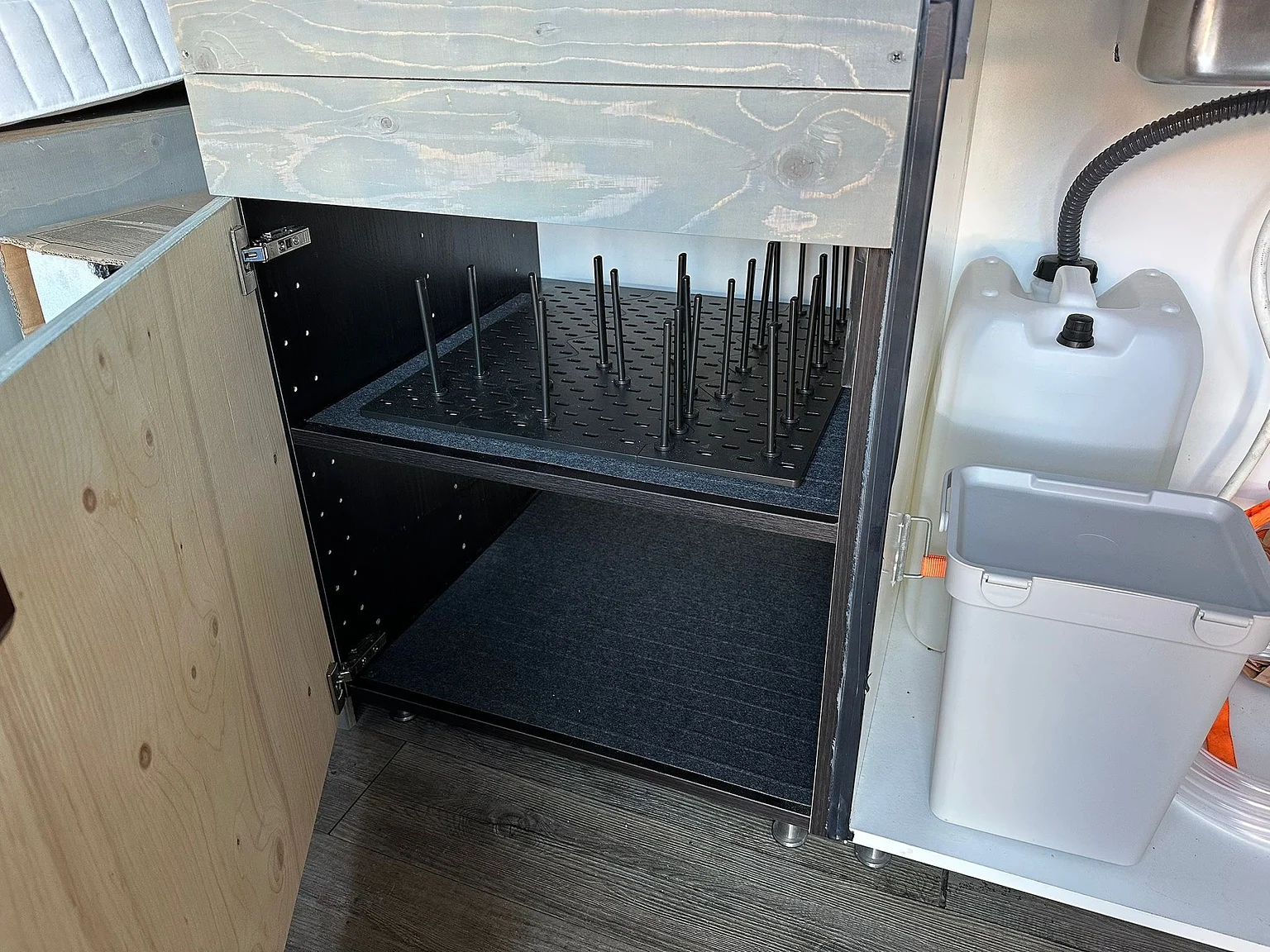 Interiörbild 2004 Mercedes-Benz Sprinter 4x4 Campervan/Overlander (22)