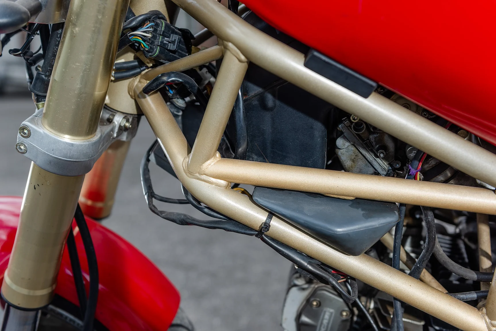 Exterior image of 1996 Ducati 600 Monster (35)