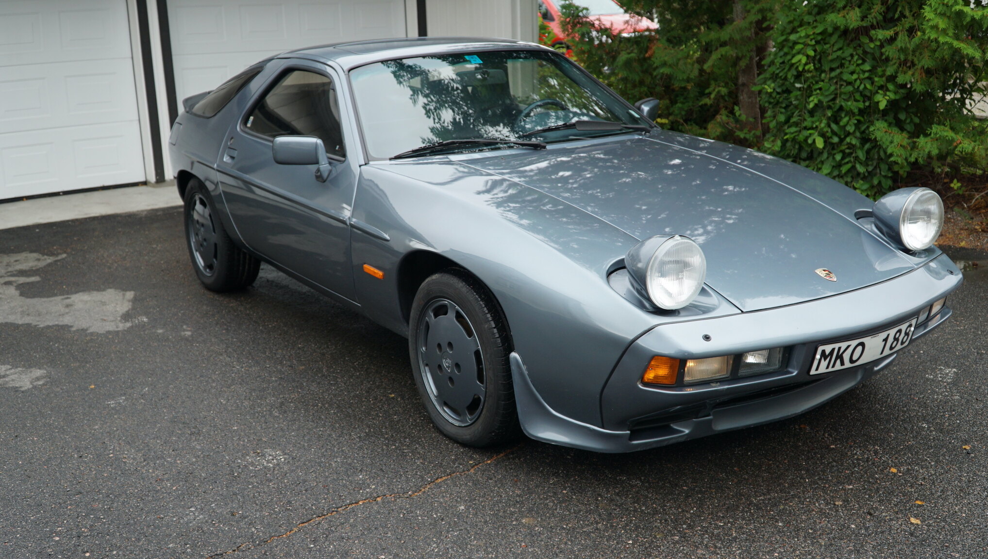 Exterior image of 1983 Porsche 928S (25)