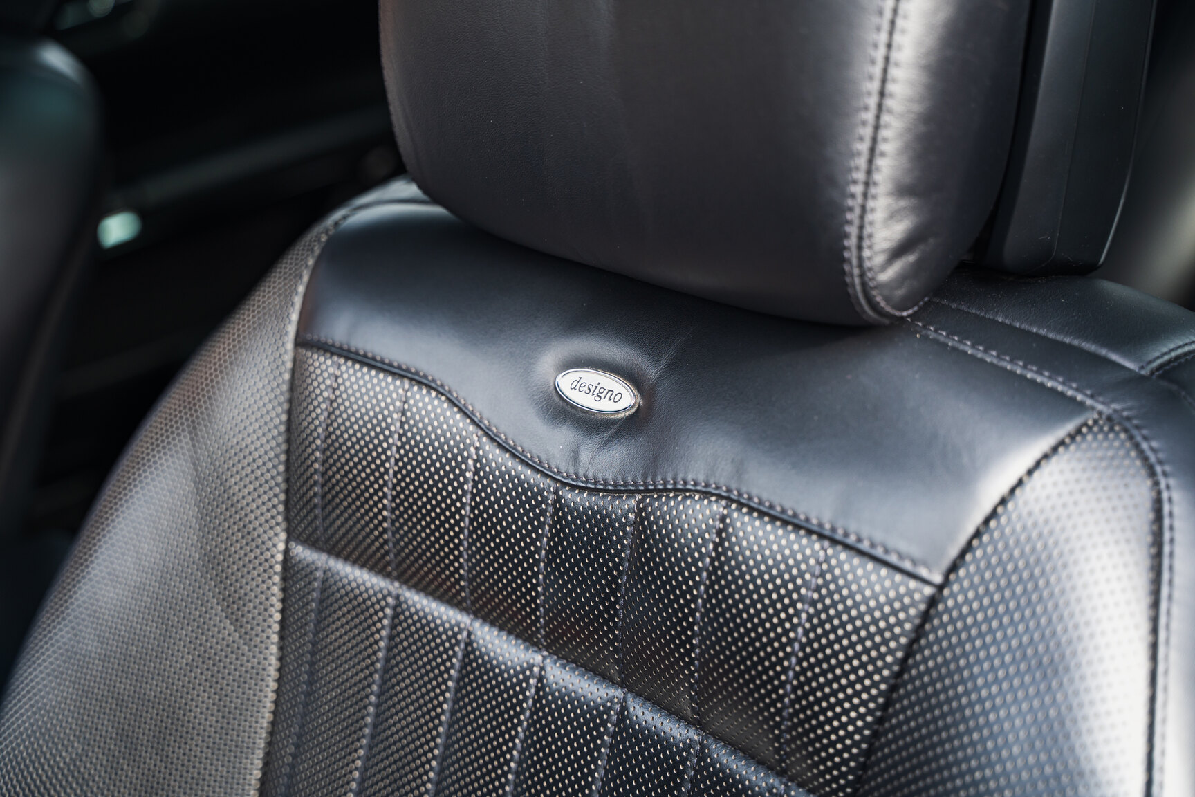 Interior image of 2011 Mercedes-Benz S600 (10)