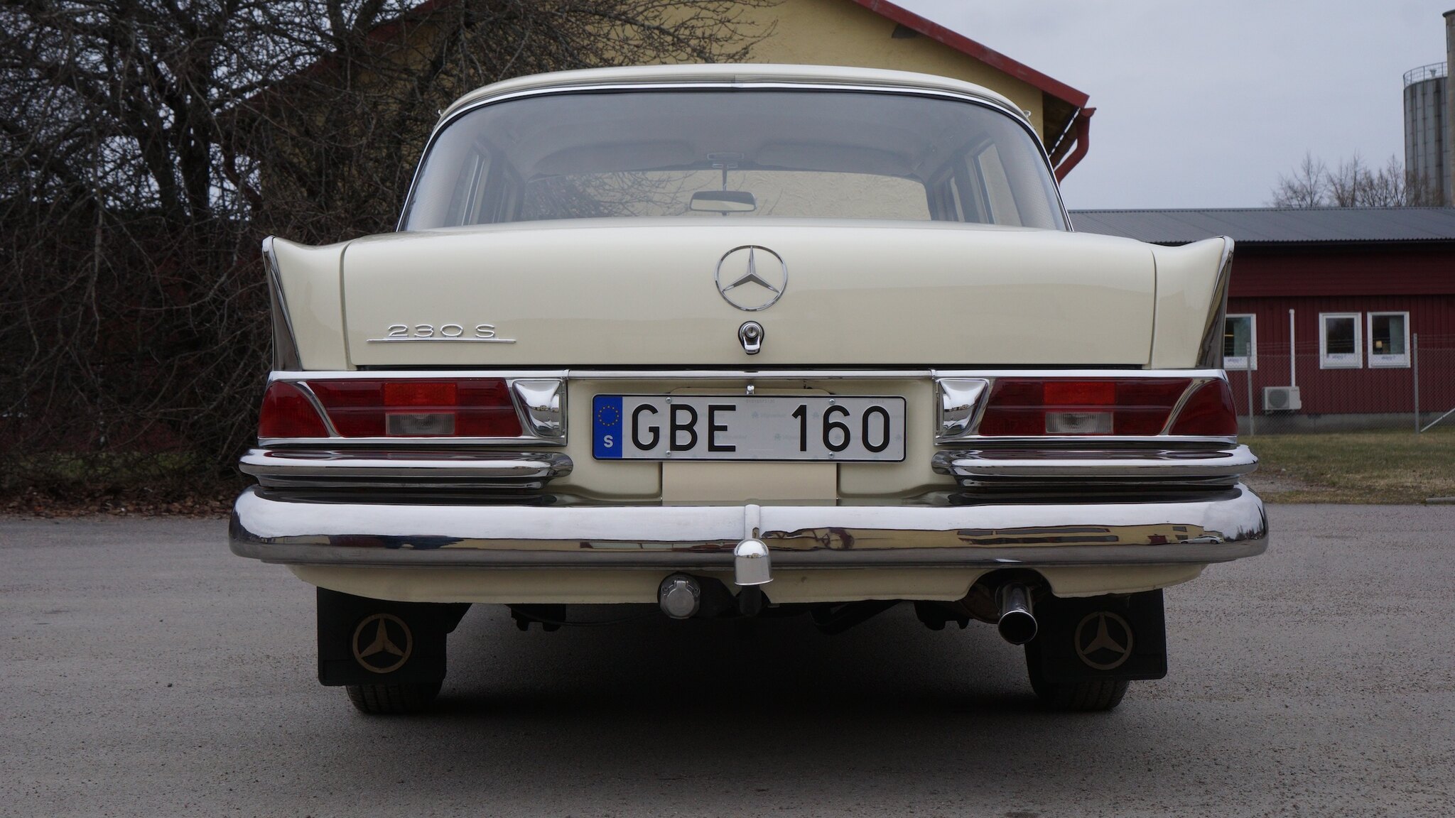 Exteriörbild på 1966 Mercedes-Benz 230 S