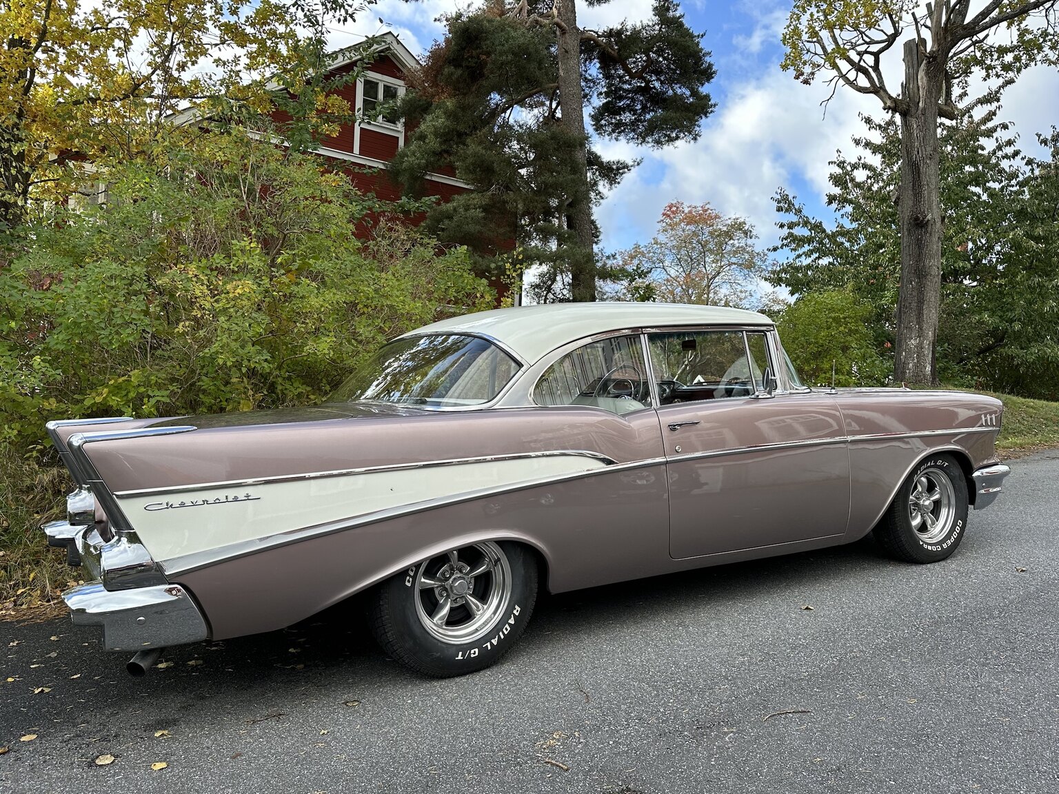 Exteriörbild på 1957 Chevrolet Two-Ten Restomod (5)