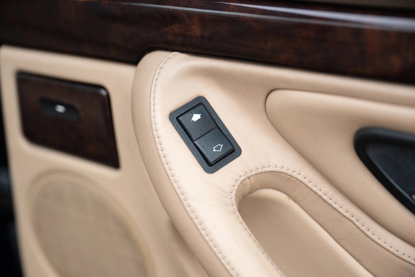 Interior image of 1996 BMW 740 iA - NO RESERVE (36)