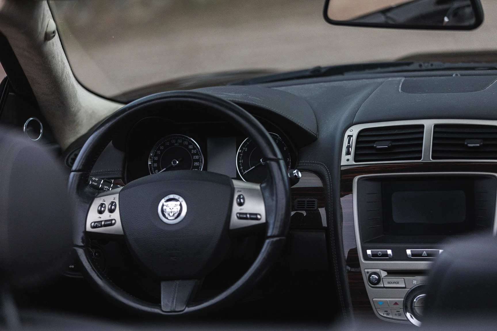 Innenraumfoto von 2011 Jaguar XK Cabriolet (1)