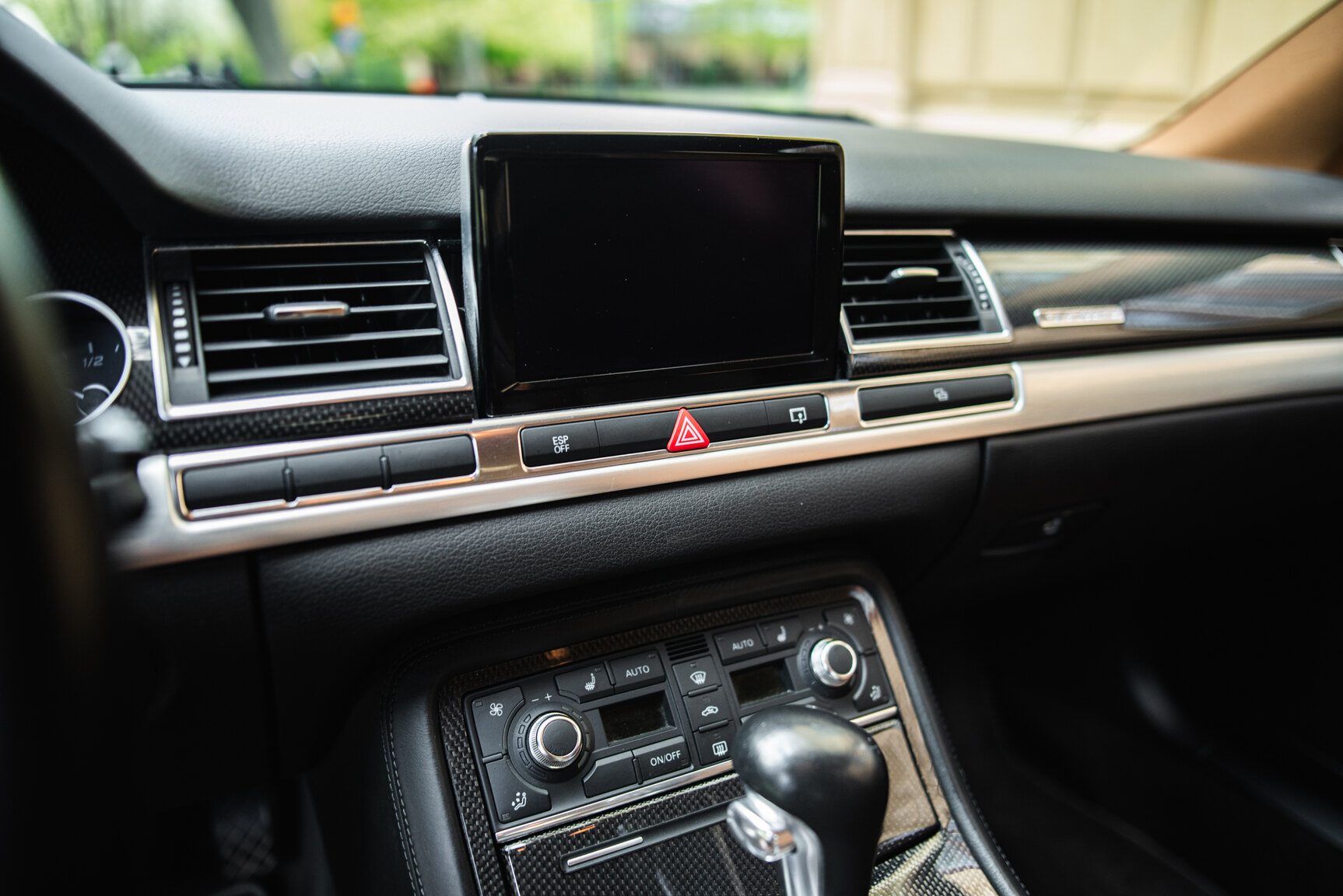Interior image of 2009 Audi S8 5.2 V10 FSI Quattro