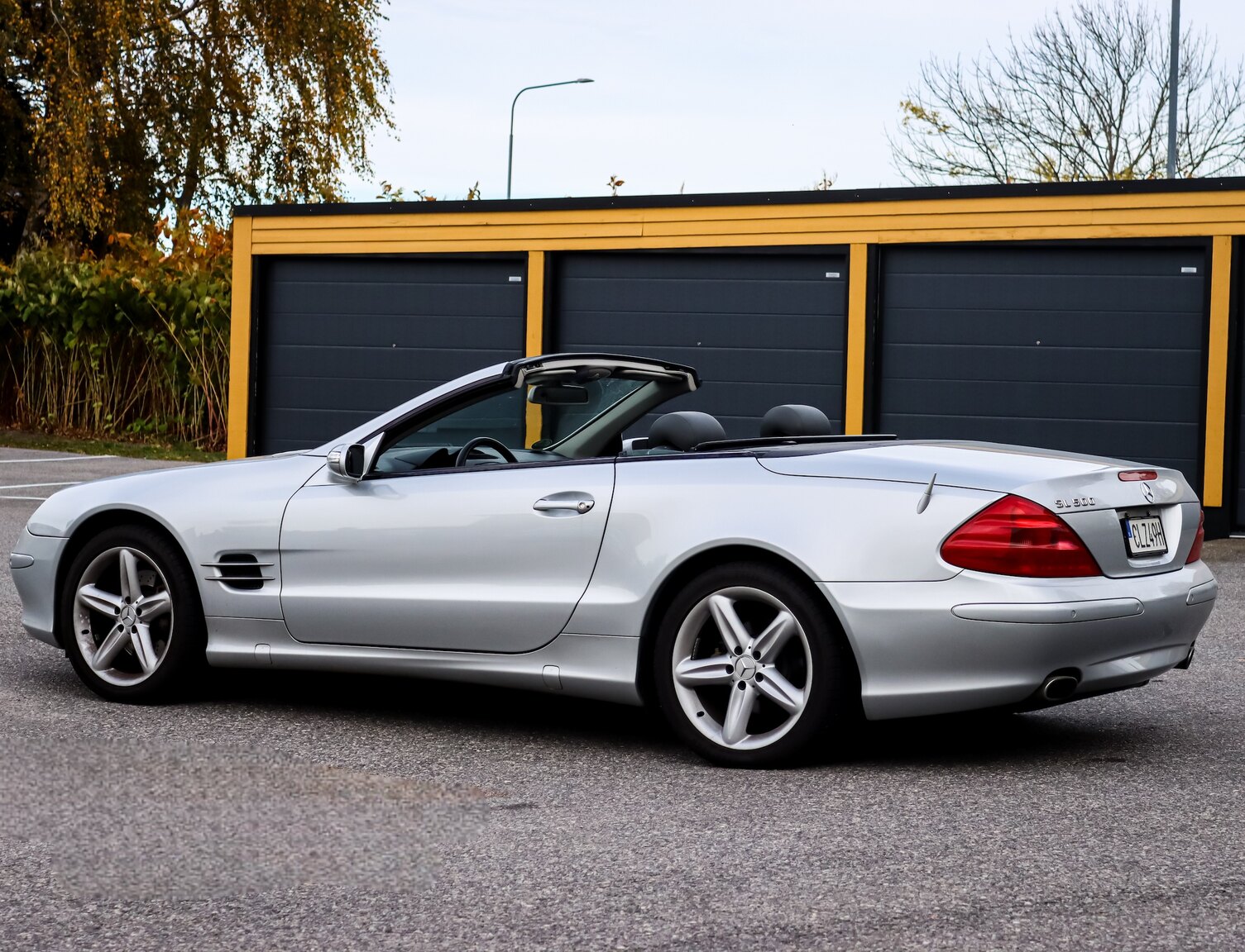 Exterior image of 2006 Mercedes-Benz SL 500