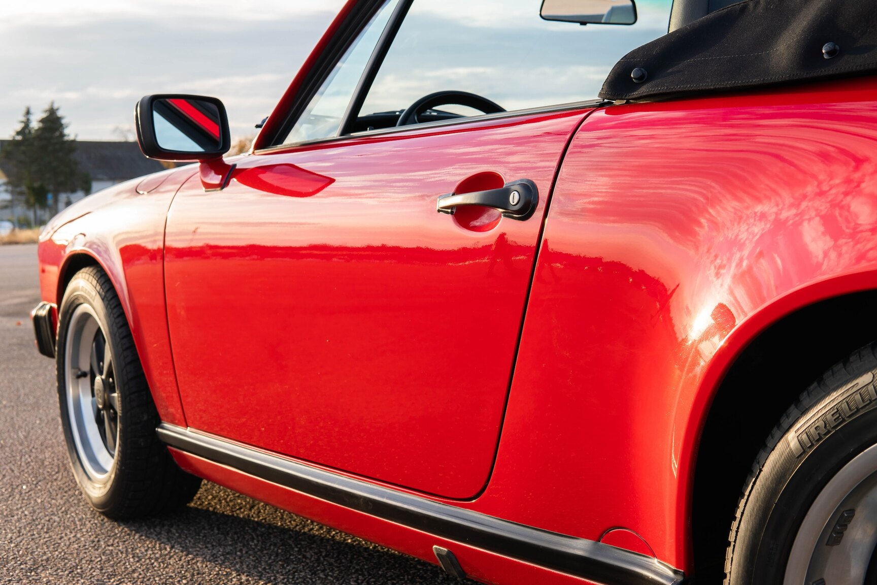 Exteriörbild på 1987 Porsche 911 Carrera Cab 3.2