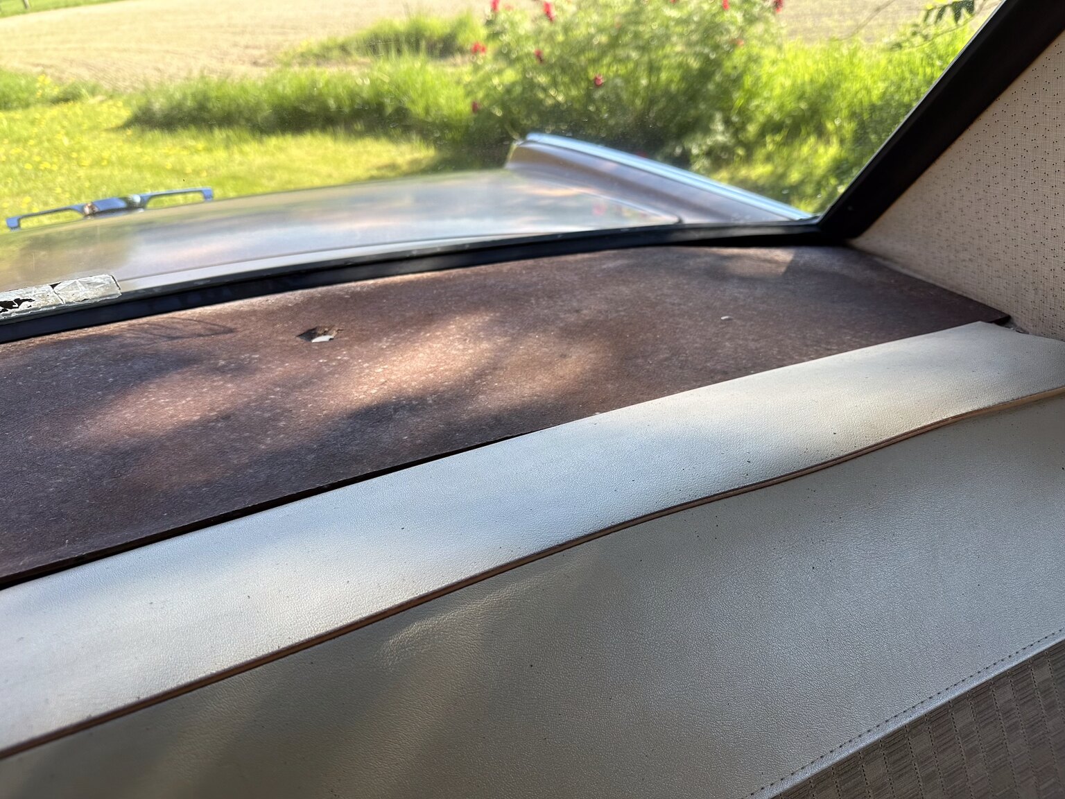 Innenraumfoto von 1966 Plymouth Valiant 100 2-door Sedan