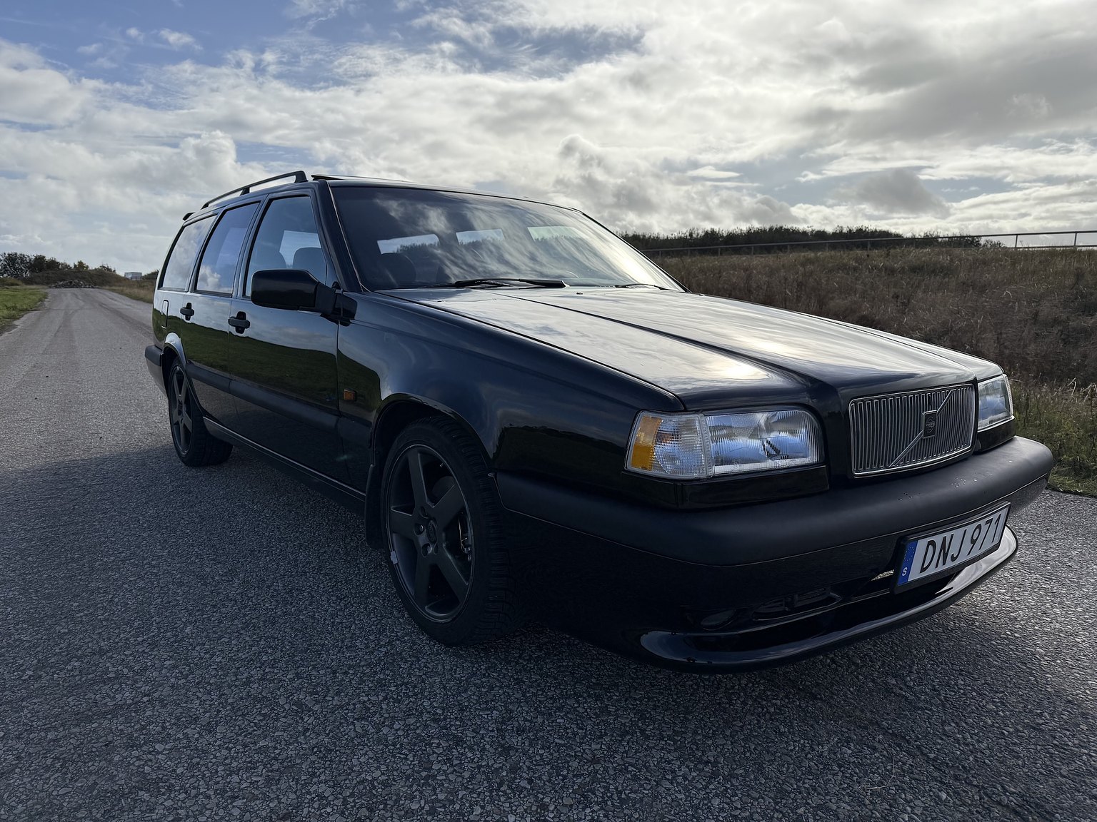 Exterior image of 1995 VOLVO 855 T5R T-5R