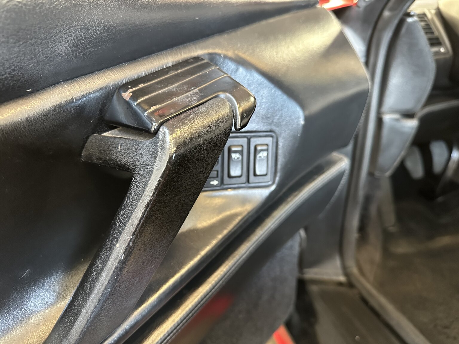 Interior image of 1990 Ferrari 348 (5)