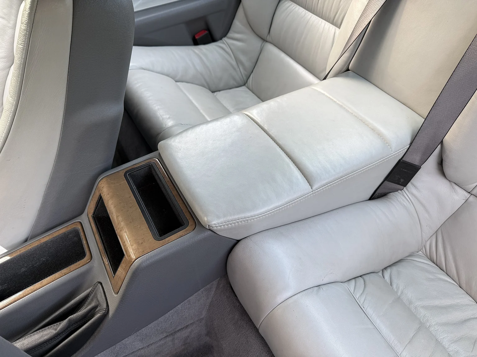Interior image of 1994 BMW 840Ci (28)
