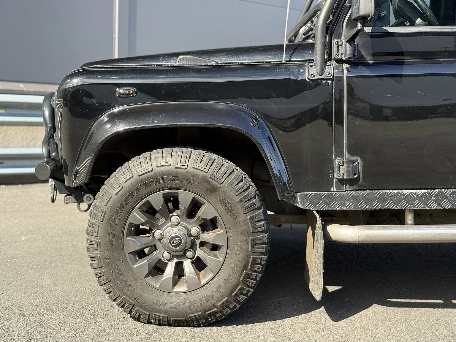 Exteriörbild på 2000 Land Rover Defender 110 Tomb Raider (67)