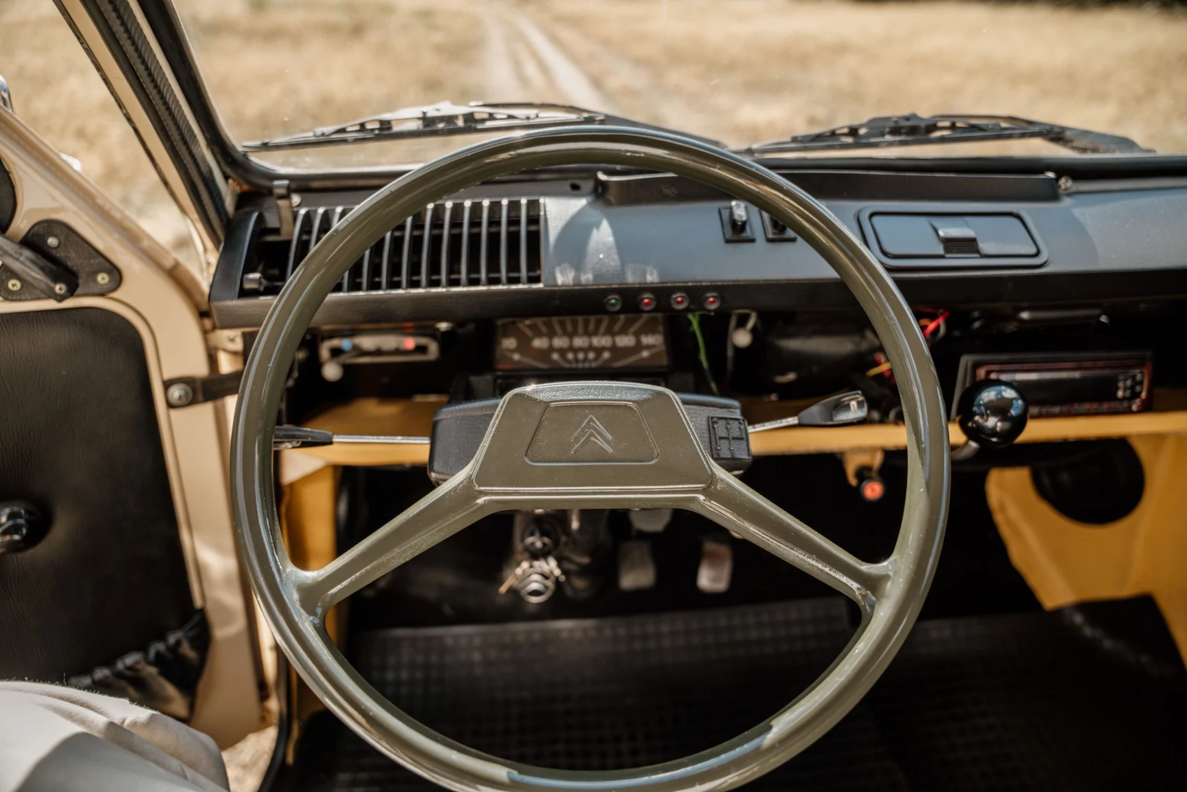Interior image of 1987 Citroën Acadiane (9)
