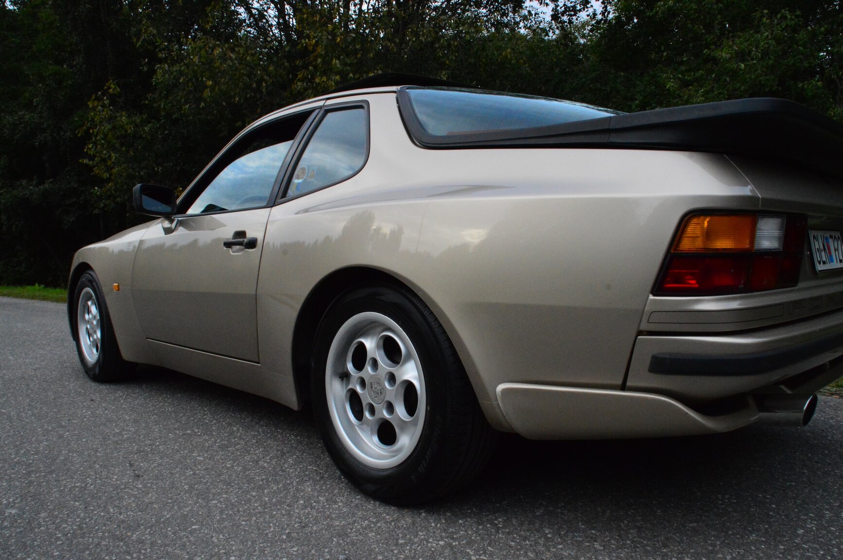 Exterior image of 1986 Porsche 944 Coupé