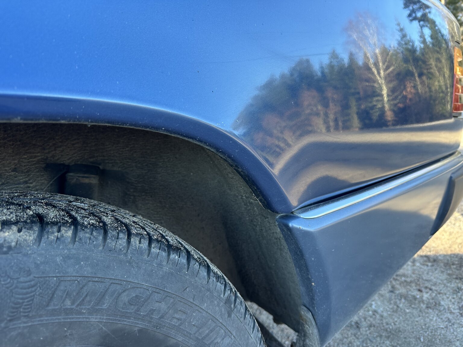Exterior image of 1991 Mercedes-Benz 230 E 