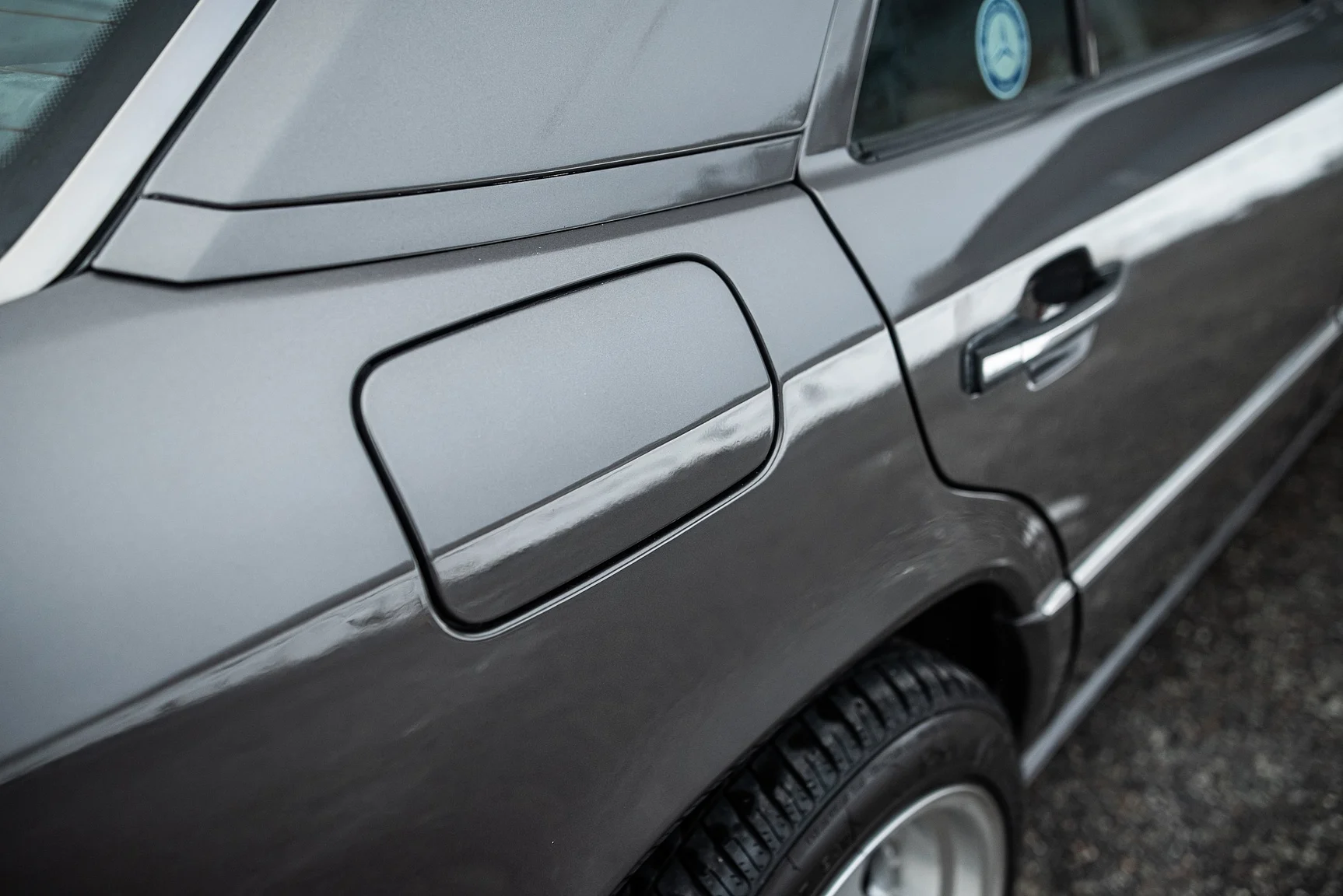 Exterior image of 1993 Mercedes-Benz E 320 "AMG" (36)