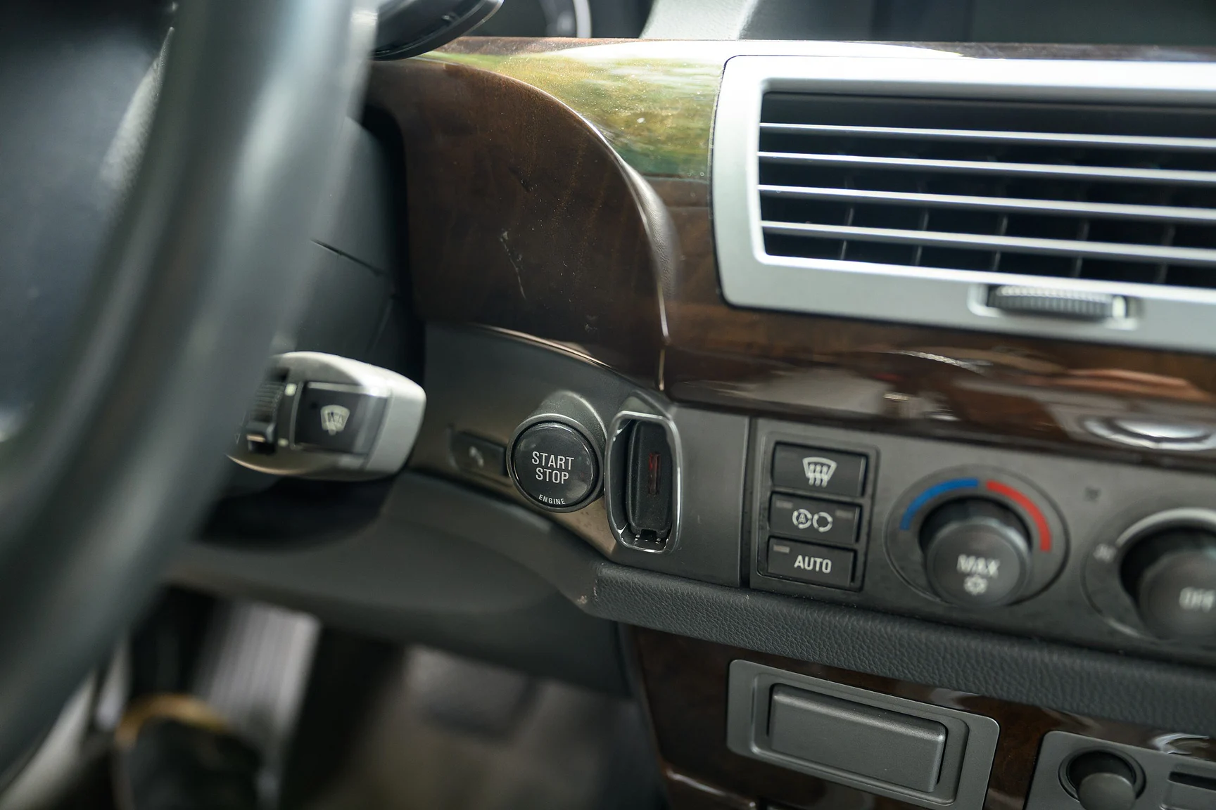 Interior image of 2001 BMW 745i (23)