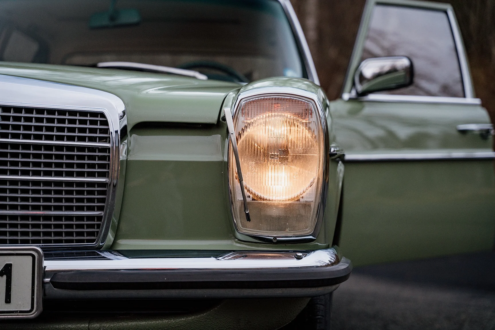 Exterior image of 1975 Mercedes-Benz 240 D 3.0 (16)