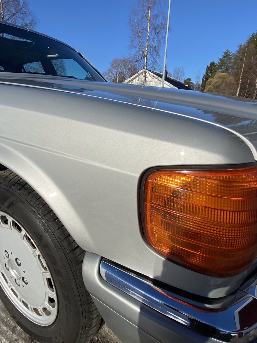 Exterior image of 1988 Mercedes-Benz 300 SE