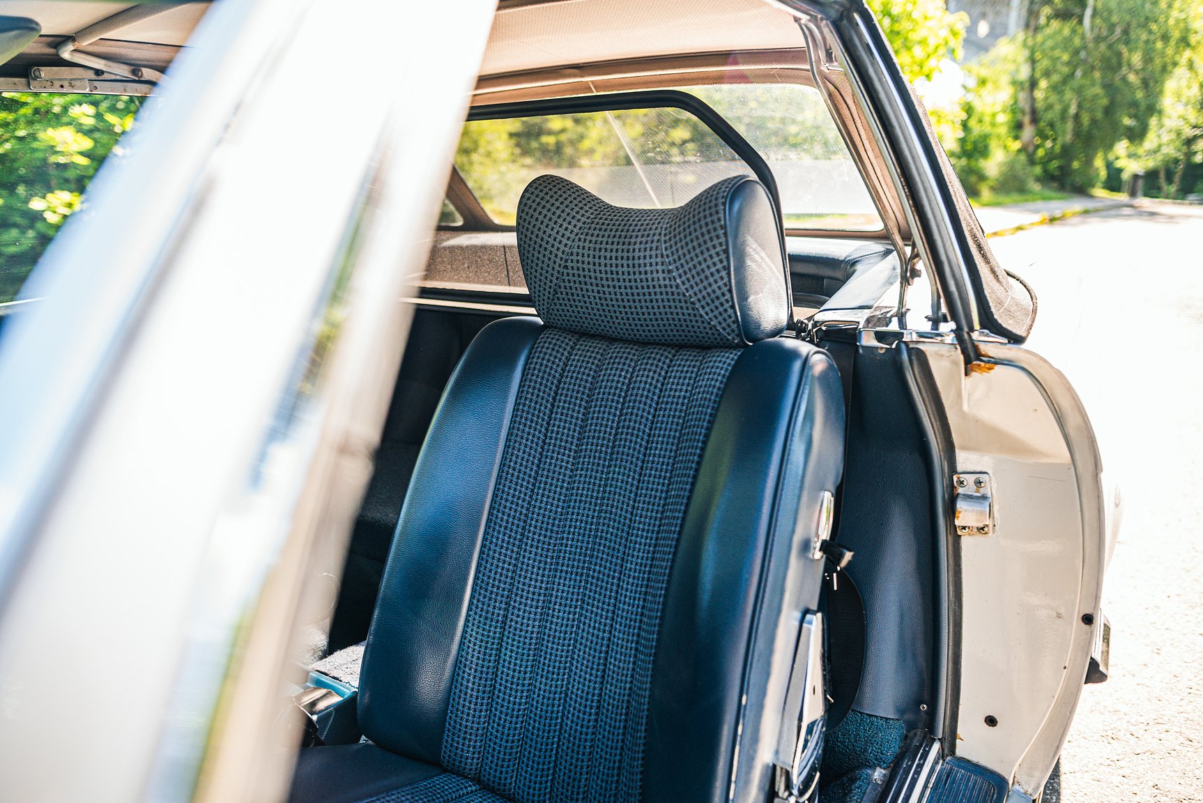 Interior image of 1972 Mercedes-Benz 350 SL