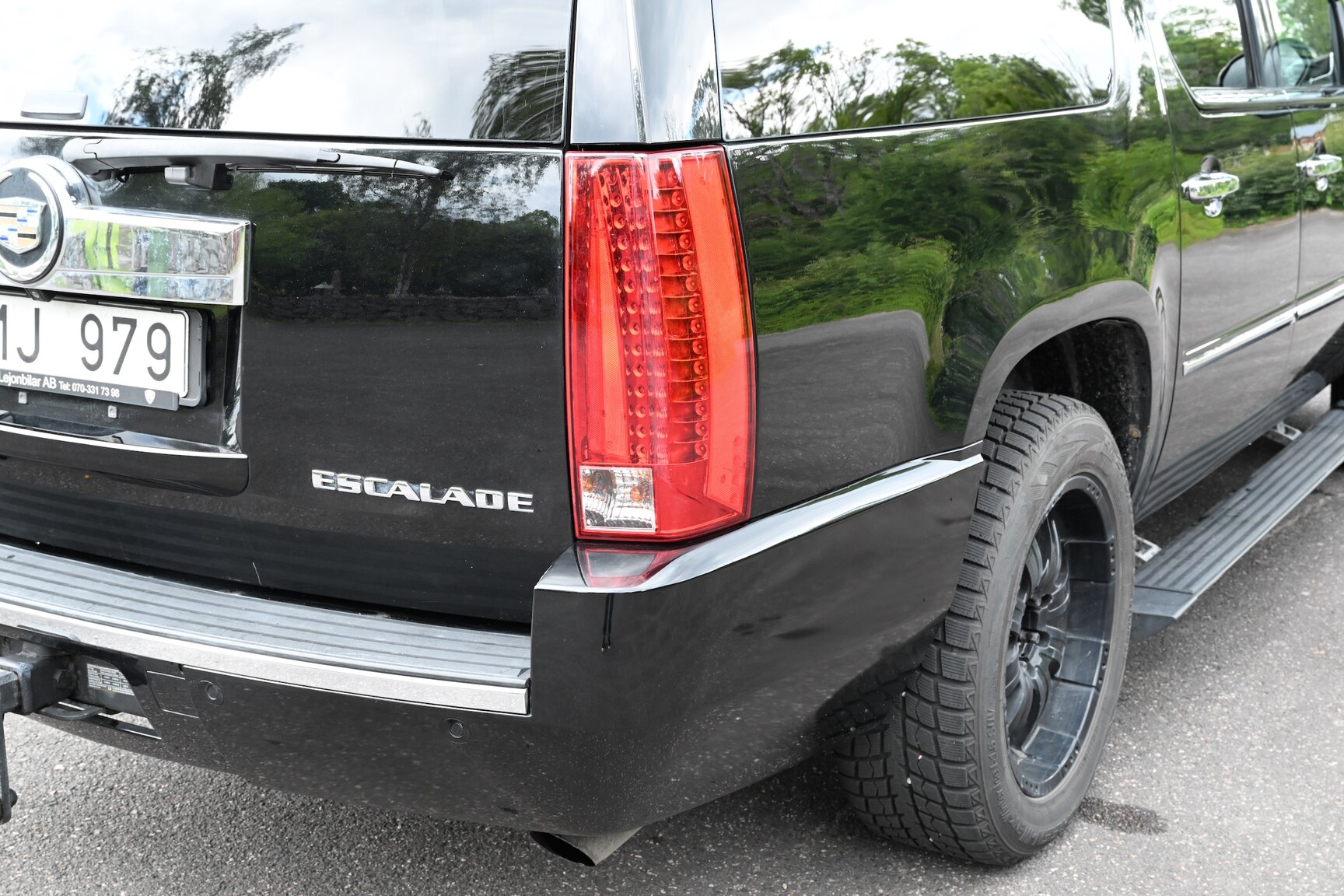 Exterior image of 2010 Cadillac Escalade ESV 6.2 Flexfuel