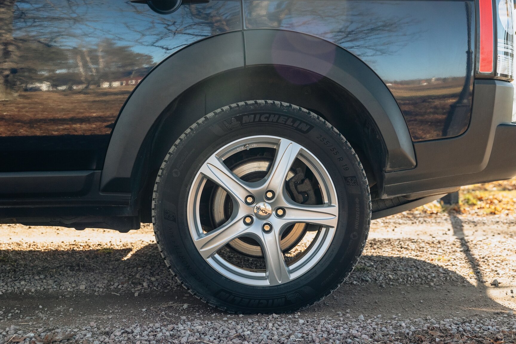 Exterior image of 2015 Land Rover Discovery 3.0 TDV6