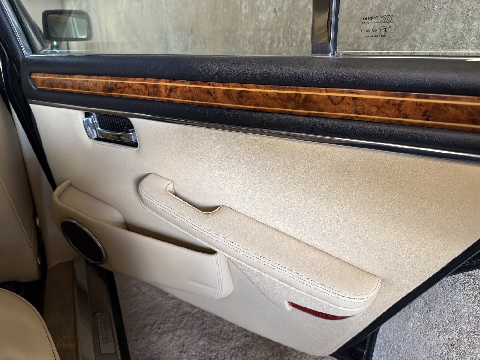 Innenraumfoto von 1990 Jaguar Daimler Double six
