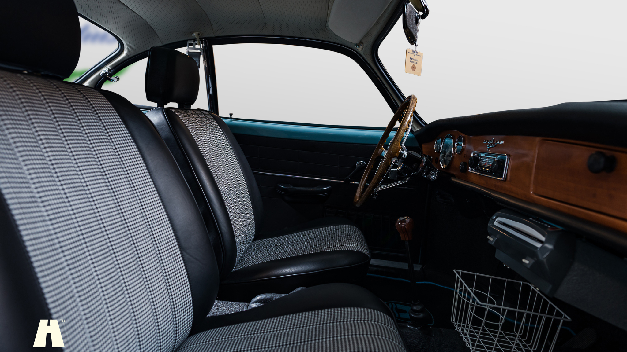 Interior image of 1969 Volkswagen Karmann Ghia (11)