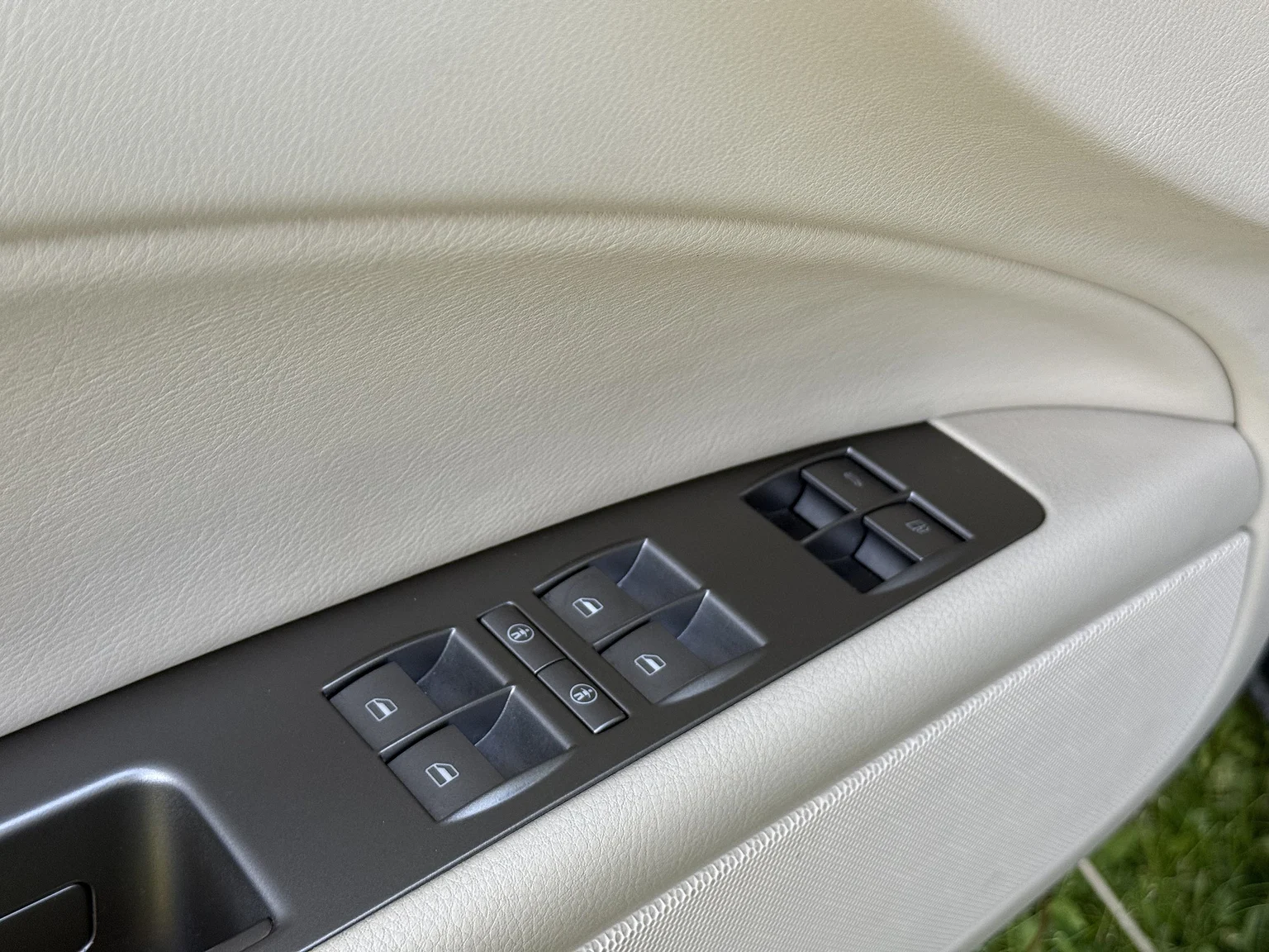 Innenraumfoto von 2009 Volkswagen Phaeton W12 LWB Executive (32)
