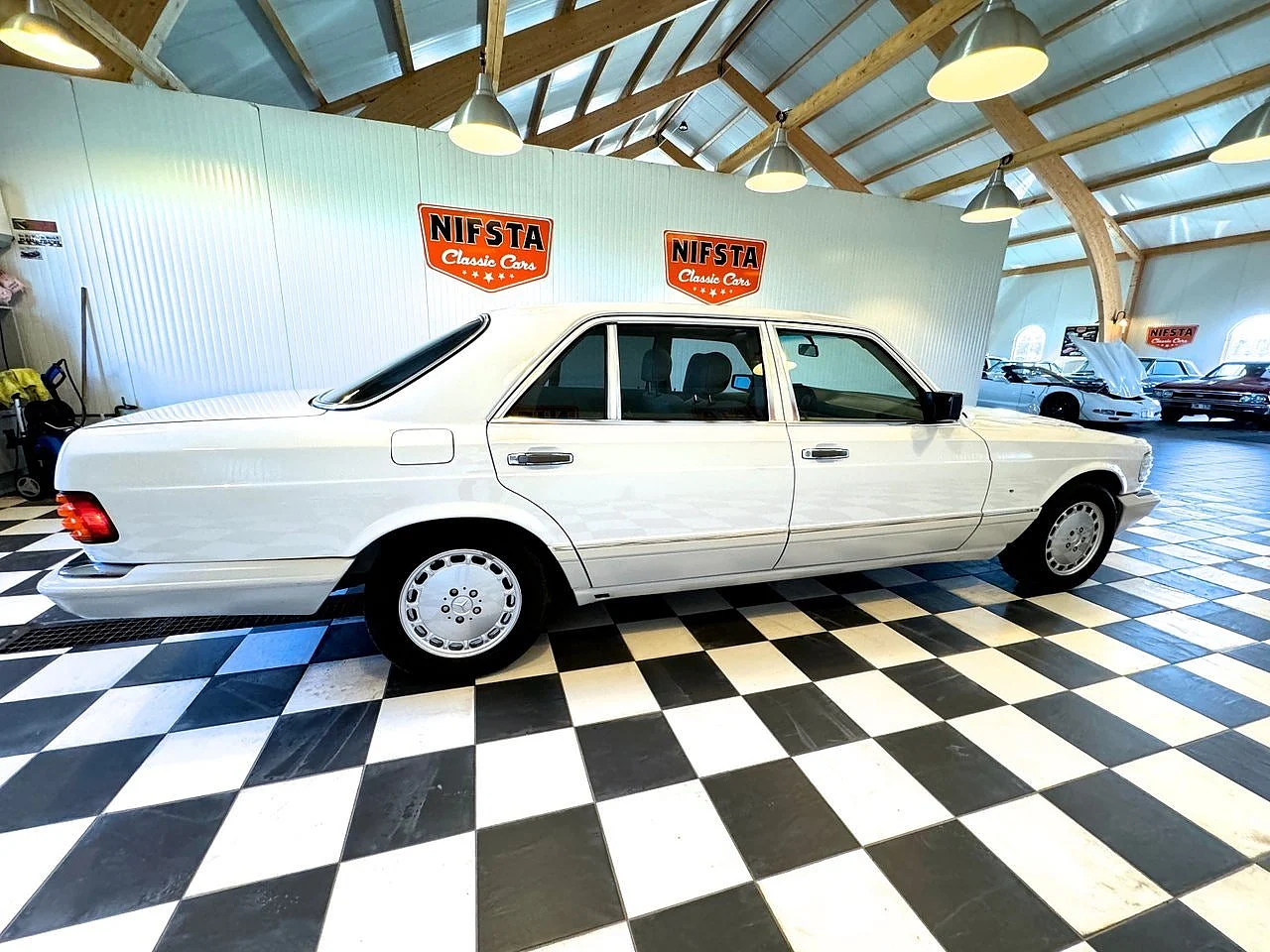 Bild von 1991 Mercedes-Benz S560 (29)