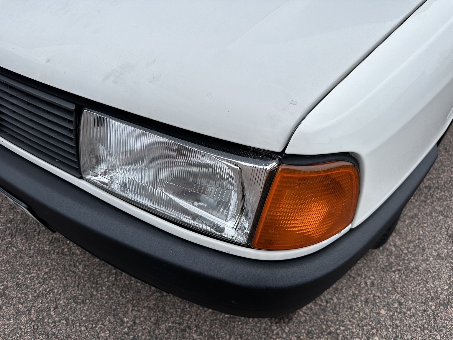 Exteriörbild på 1988 Audi 80 (9)