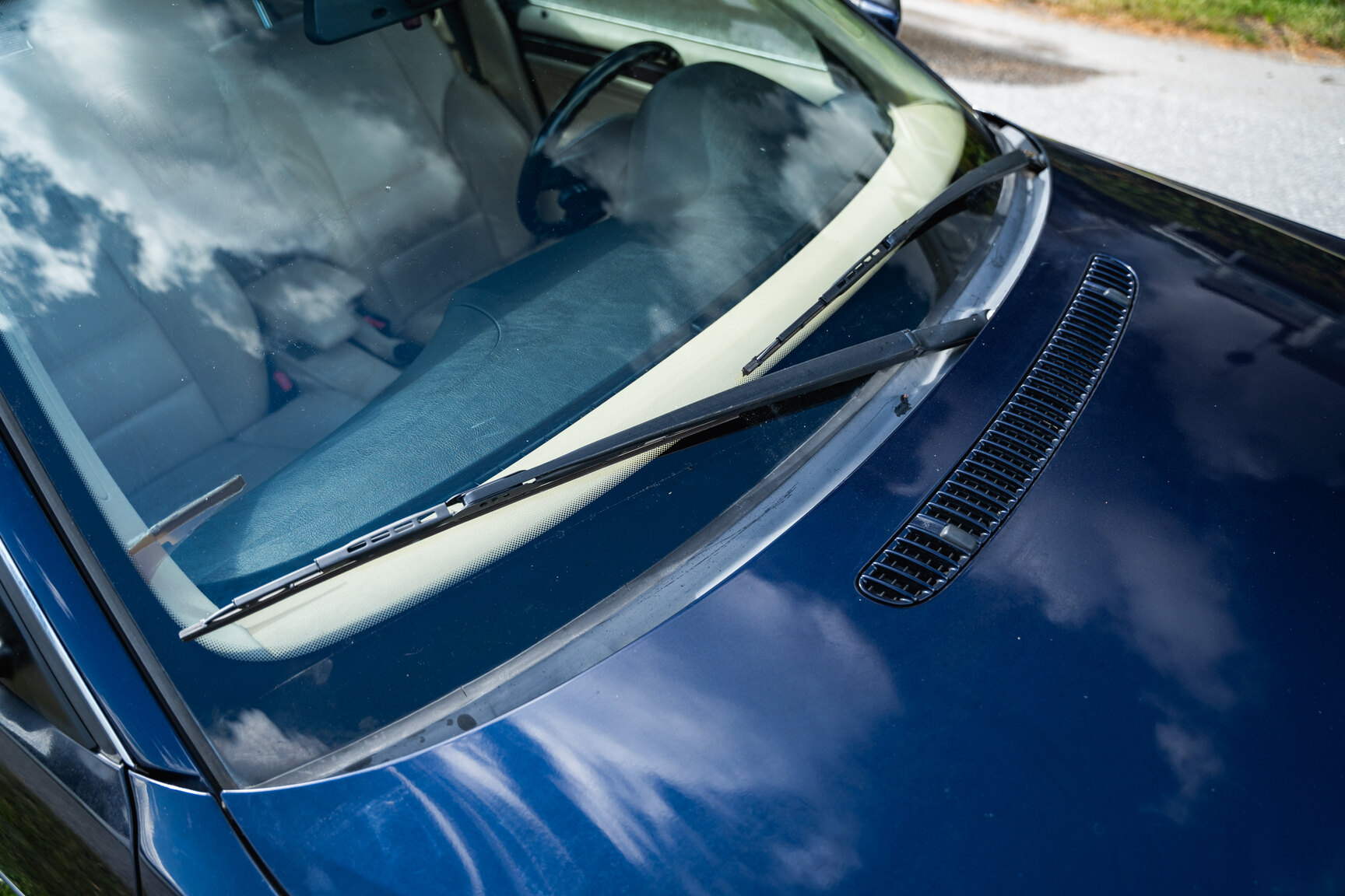 Exterior image of 2003 BMW 320i Touring