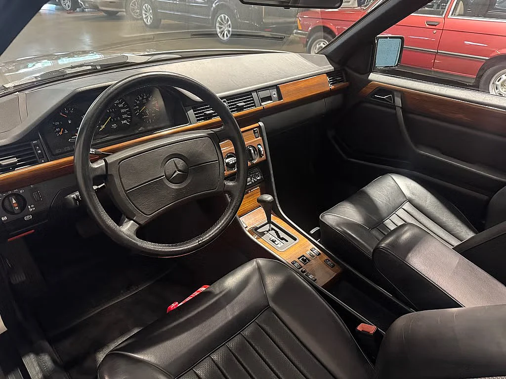 Interiörbild 1988 Mercedes-Benz 300 CE (1)
