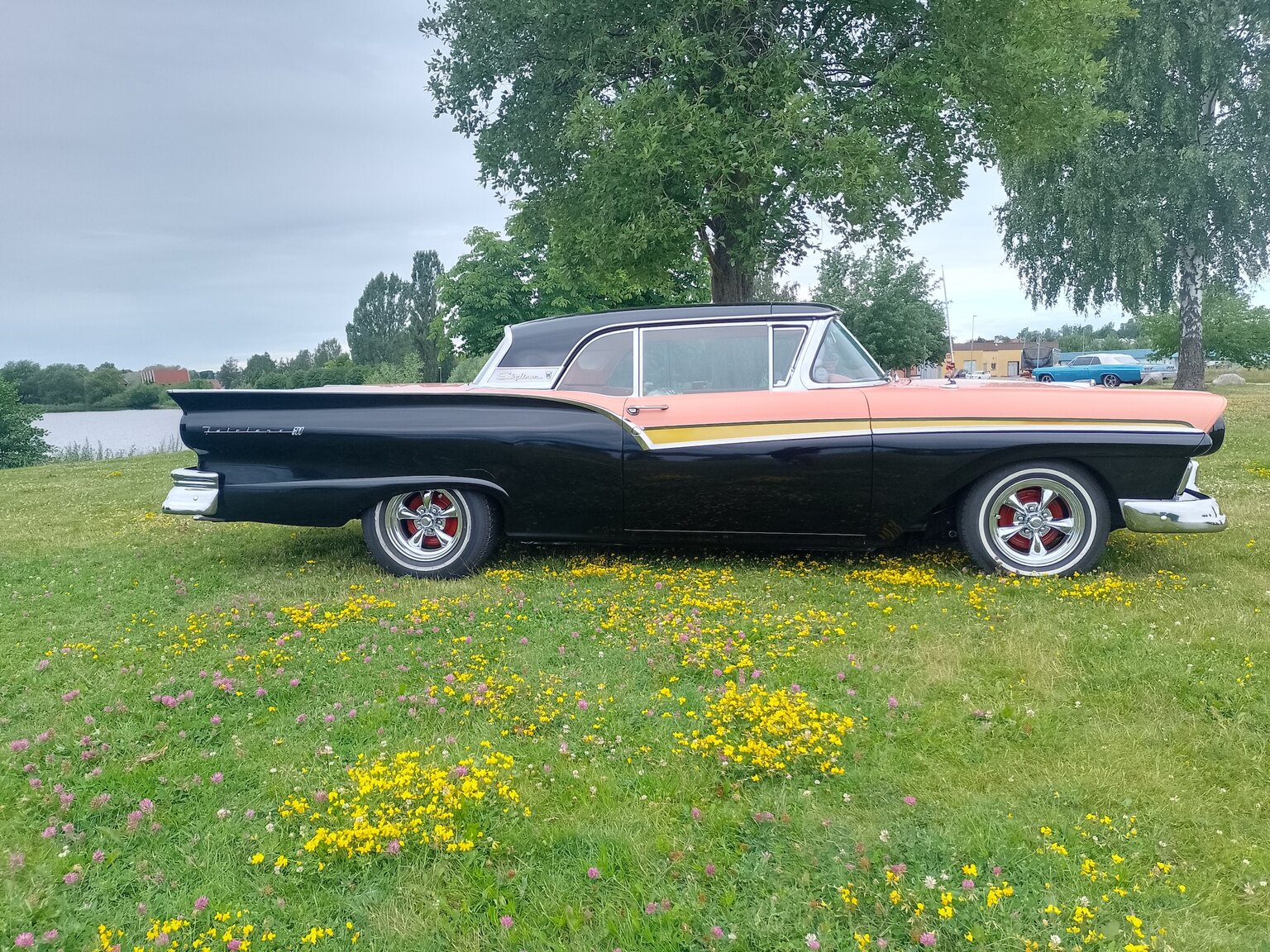 Exterior image of 1957 Ford Fairlane 500 Skyliner Retract