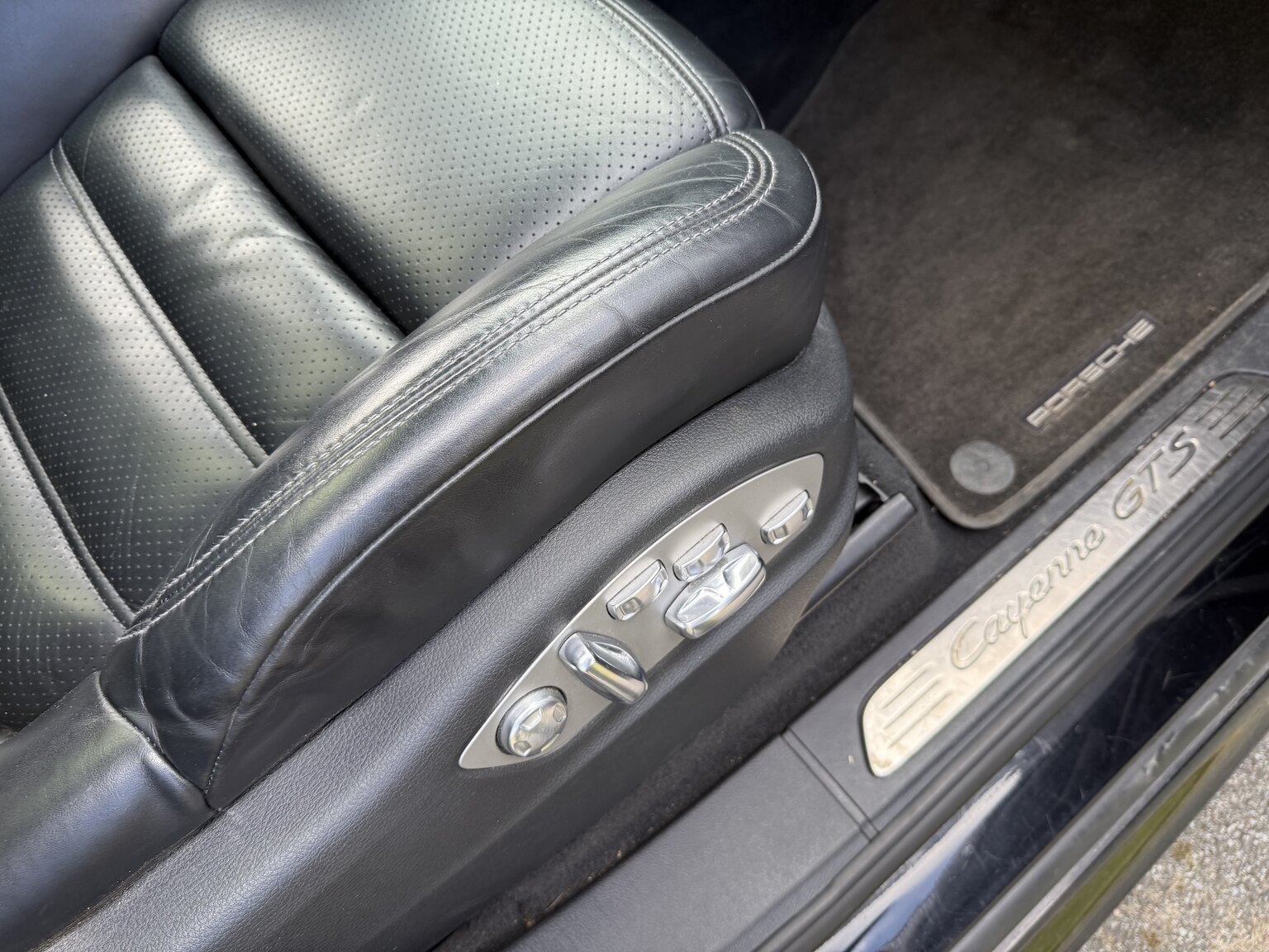 Interior image of 2013 Porsche Cayenne GTS