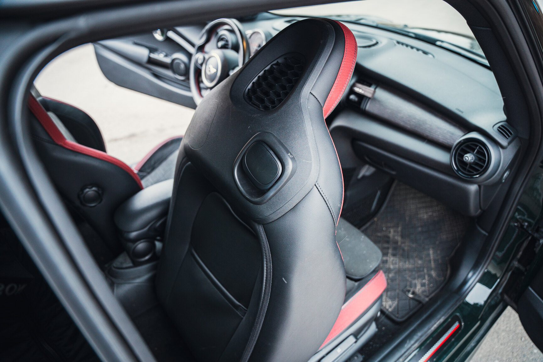 Innenraumfoto von 2017 Mini Cooper JCW