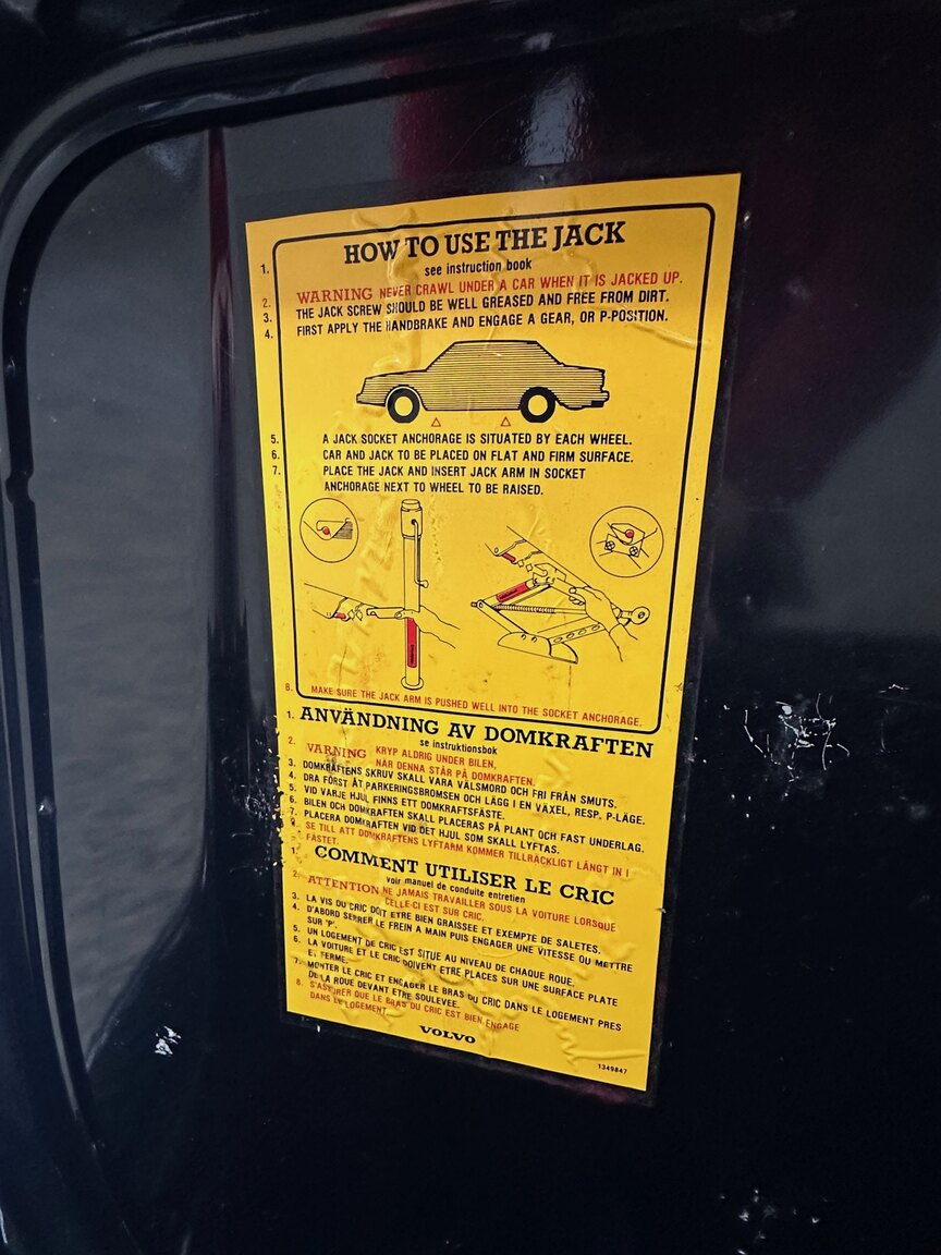 Interior image of 1986 Volvo 240 DL (29)