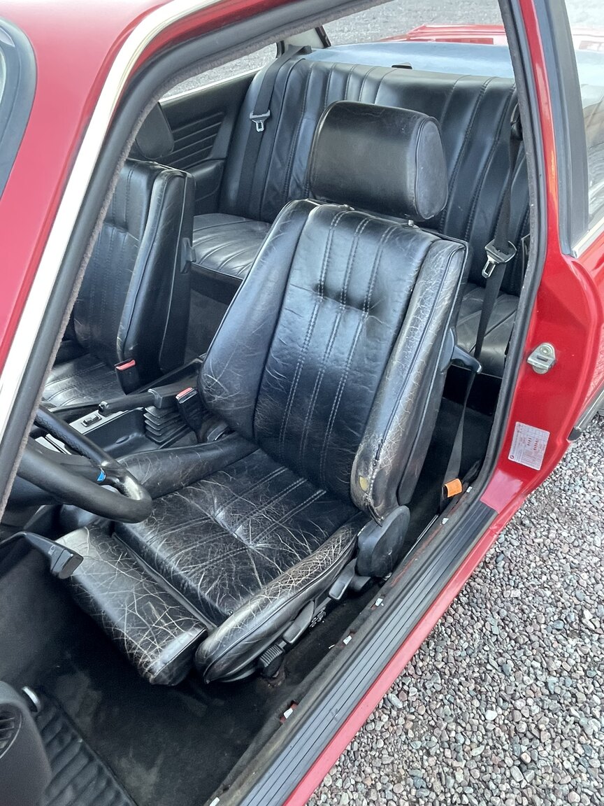Interior image of 1987 BMW 320i