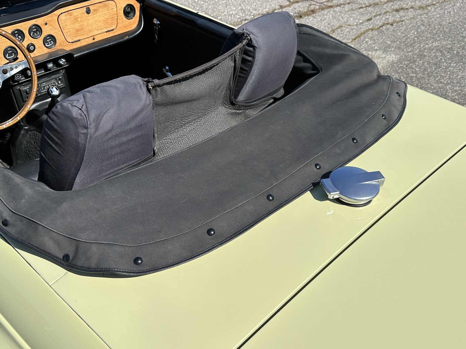 Exteriörbild på 1971 Triumph TR6 (36)